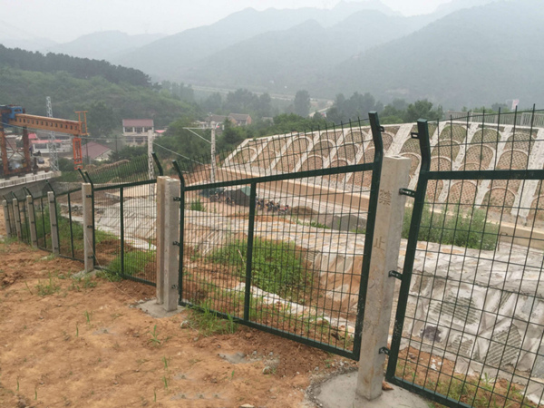 湖北鐵路護欄網(wǎng)案例
