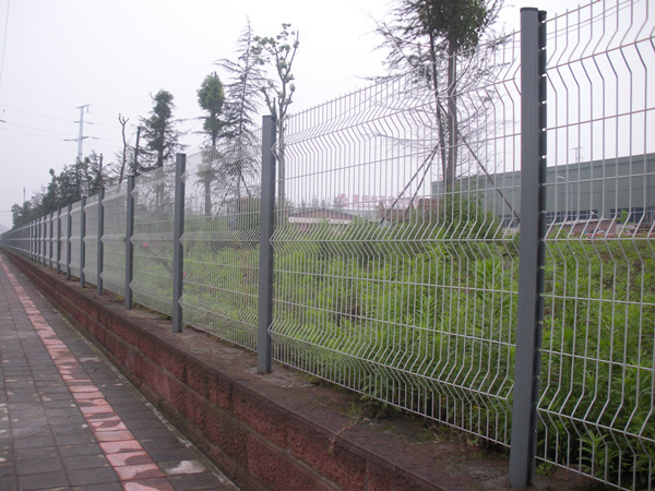 湖北三角折彎護欄網(wǎng)案例